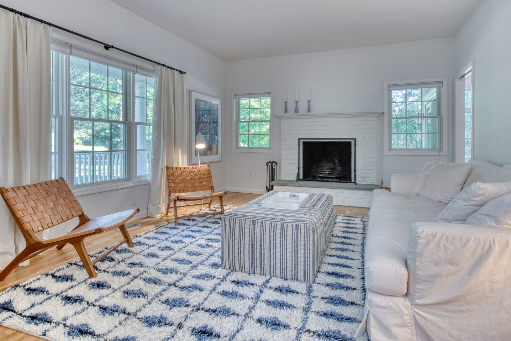  Living room with fireplace 
