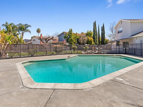5th image of 403 Avenida Del Roble