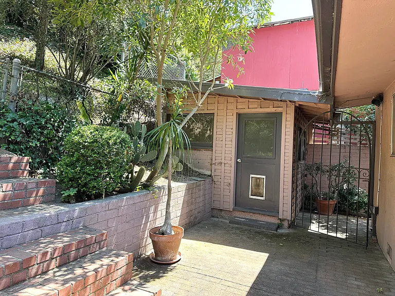 8640 Lookout Mountain Ave — Photo 24