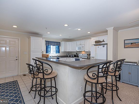 4th image of 9717 Village Ln #9709B