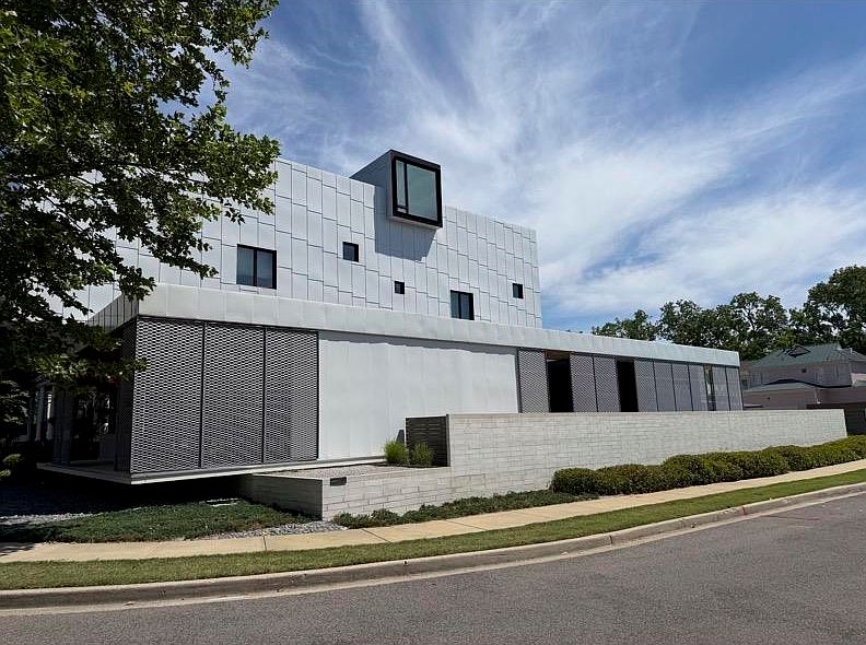 1st image of 782 River Park Dr
