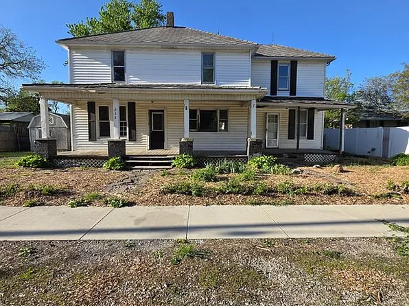 225 W Warren St, Warrensburg, IL 62573