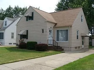 442 E 275th St photo 1