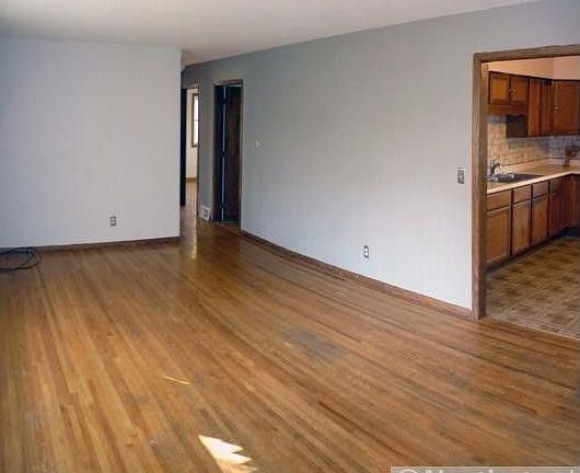 5th image of 1811 City Heights Dr N
