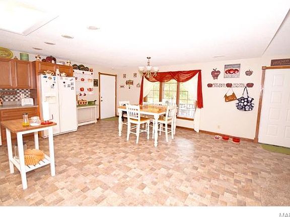 5th image of 118 Edwin Ln