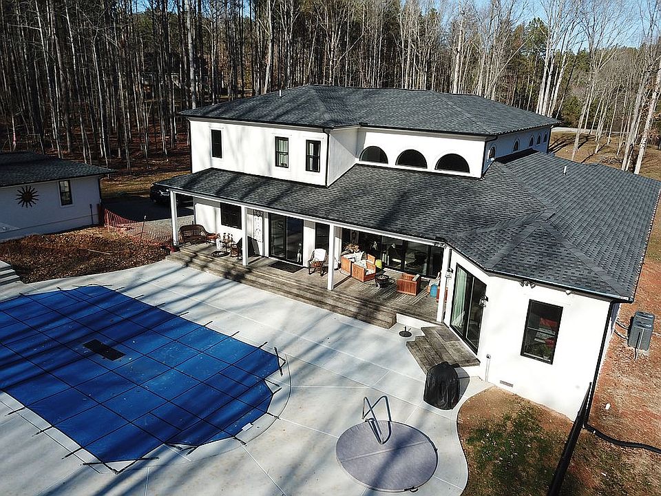 2nd image of 87 Roderick Pl