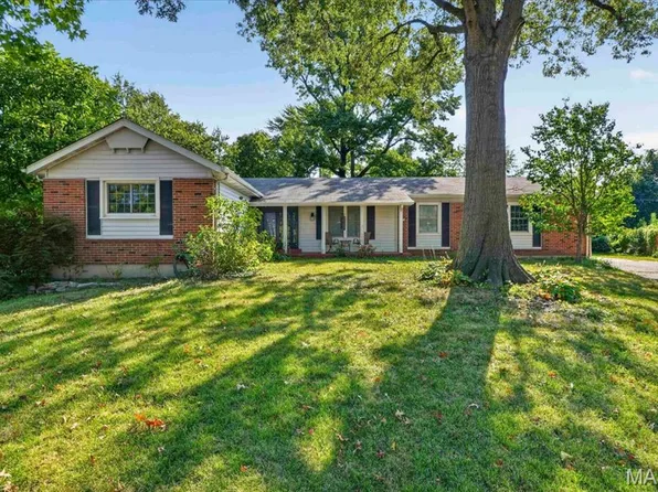 2952 New Castle Dr, Florissant, MO 63033