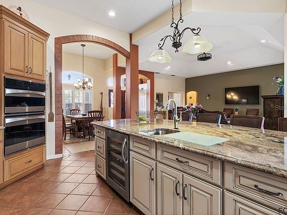 5th image of 17 Cloverdale Ct N