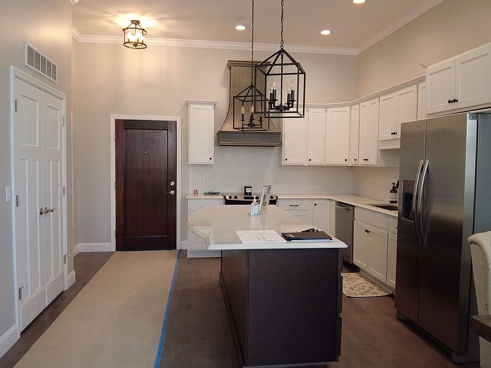 2nd image of 904 Campbell St #106