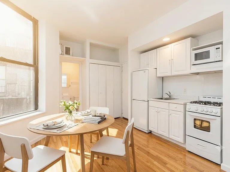 237 E 53rd St #R1C — Photo 2