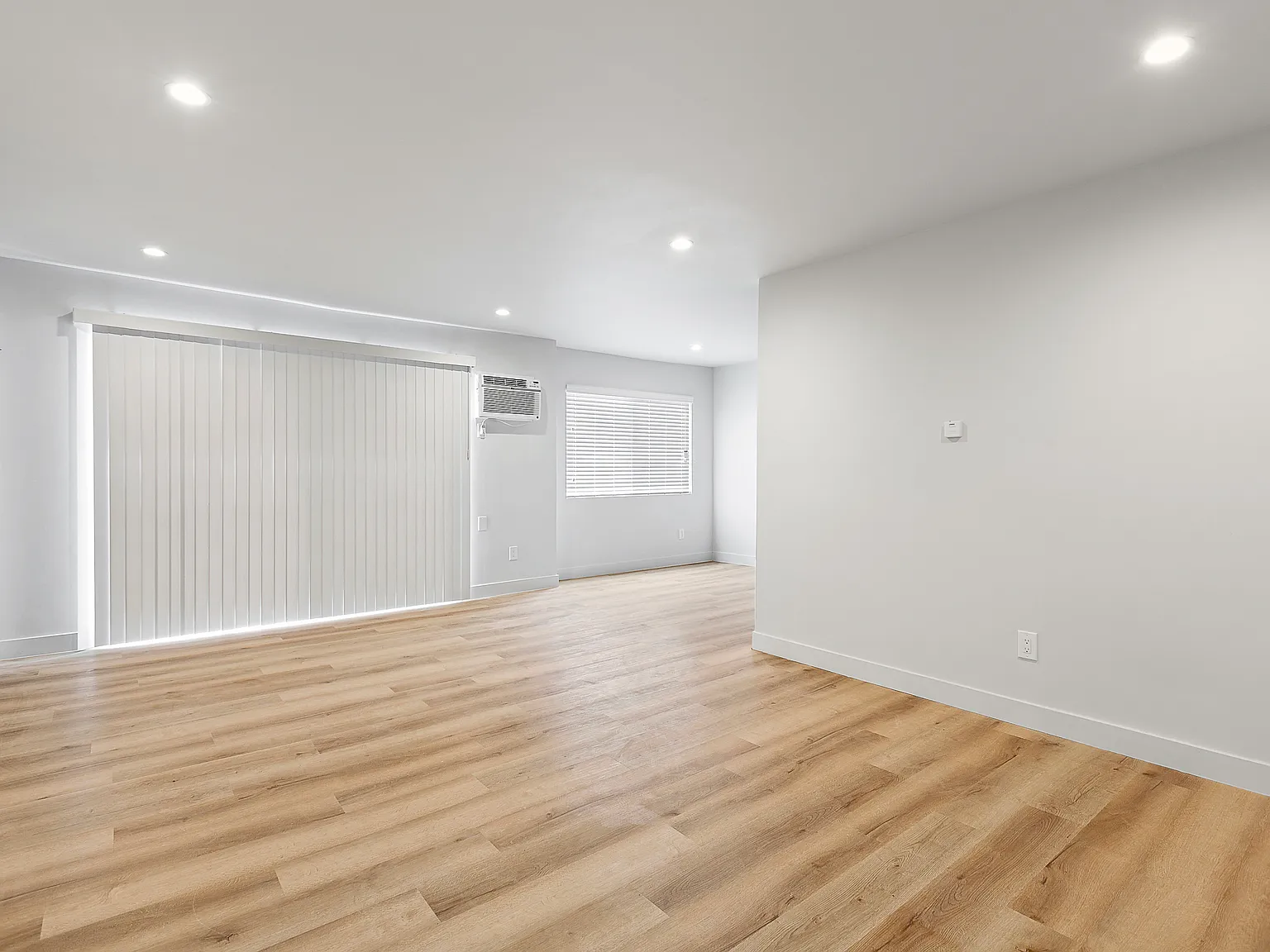 2 bed, 1050 sqft, $2,591 — Photo 4