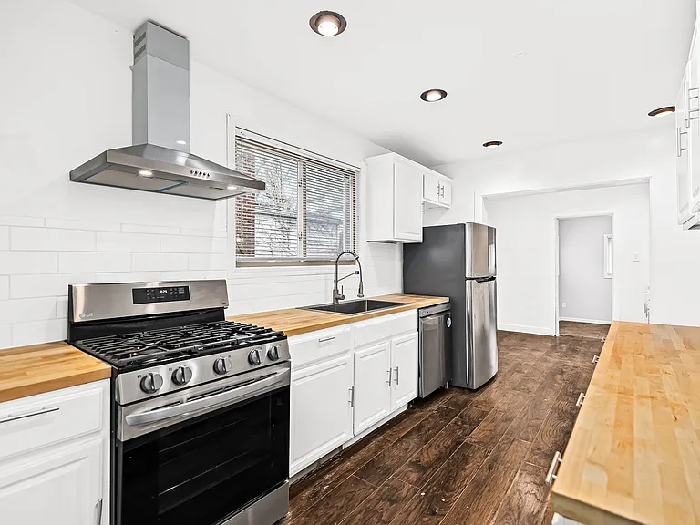 17151 Pennington Dr — Photo 3