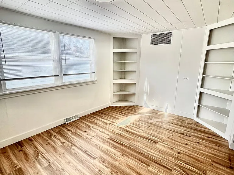 416 Henry St — Photo 12