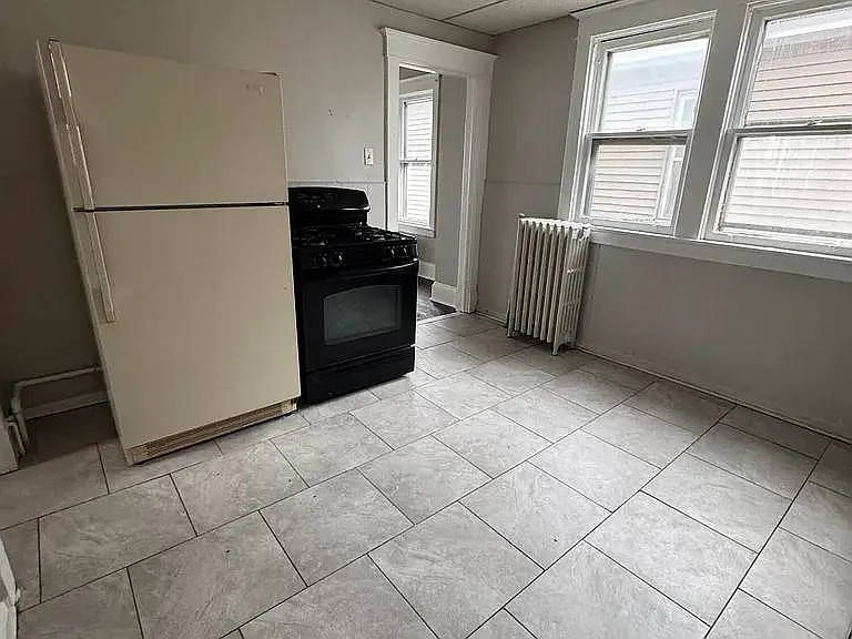 3 bed, $1,600 — Photo 3