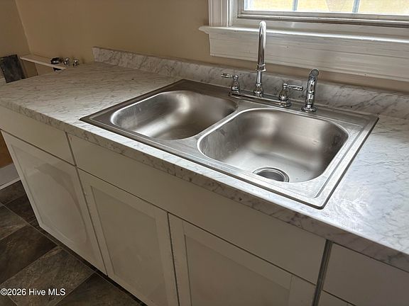 5th image of 2005 Tower Hill Road