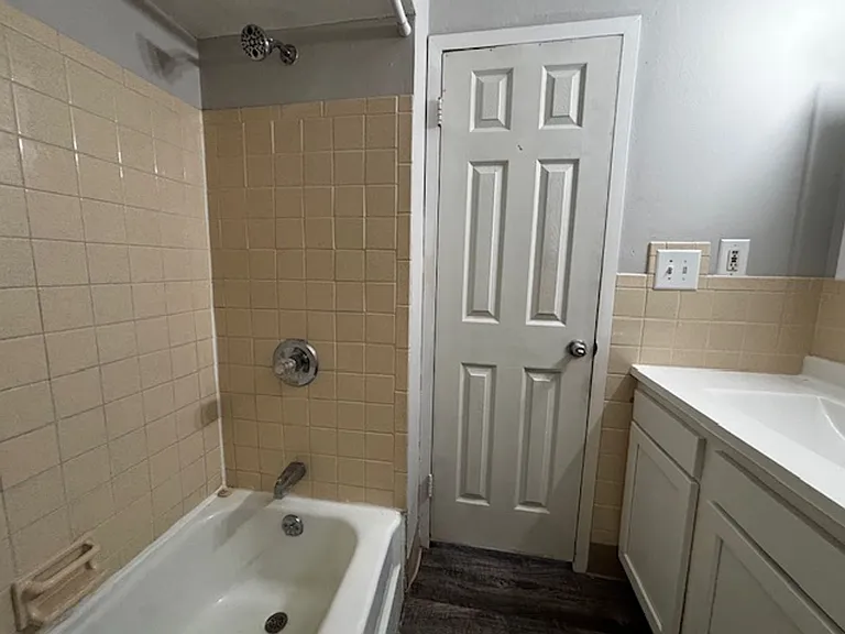 Apartment off 28th and Clyde Park Available — Photo 68