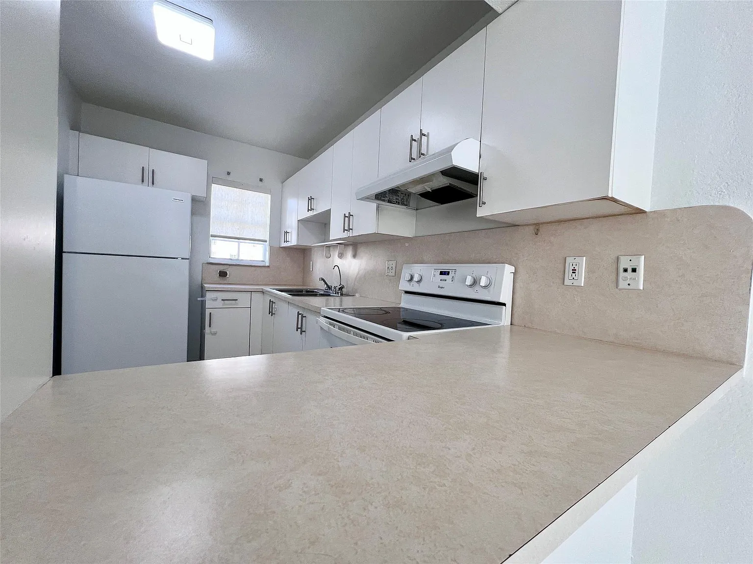 2 bed, 1.5 bath, 930 sqft, $2,500 — Photo 4