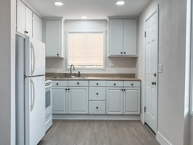 440 Main St #B — Photo 3