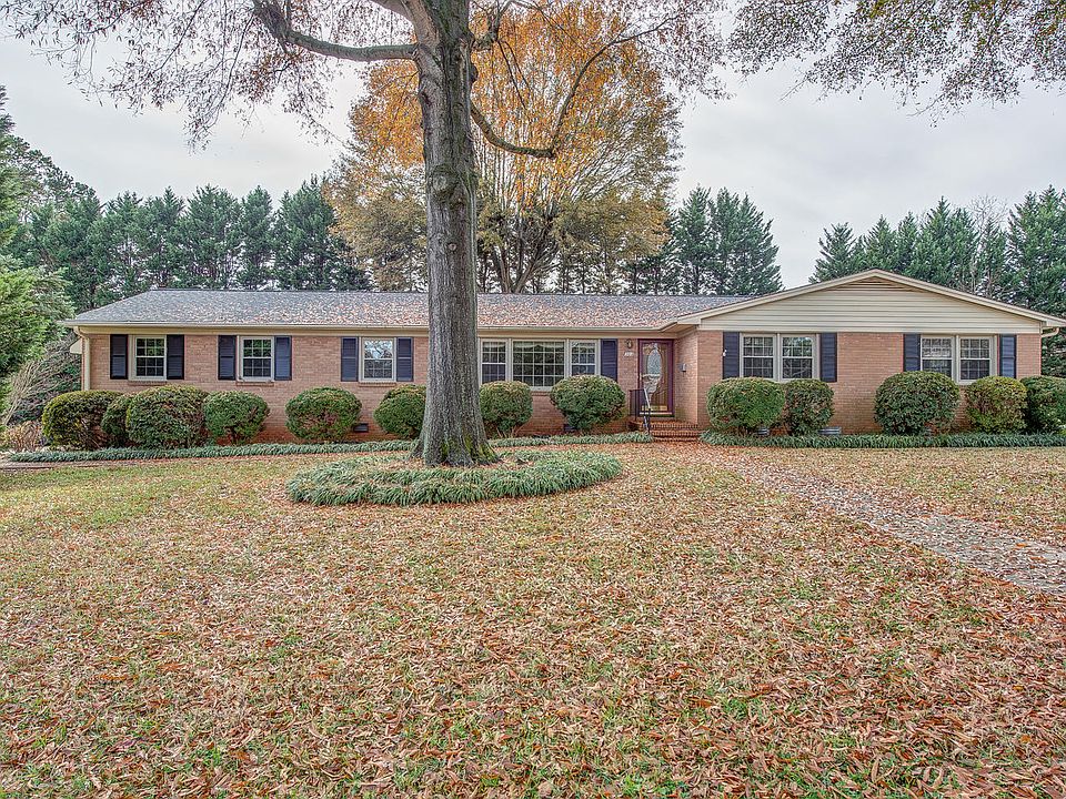 1st image of 303 Flanagans Ln