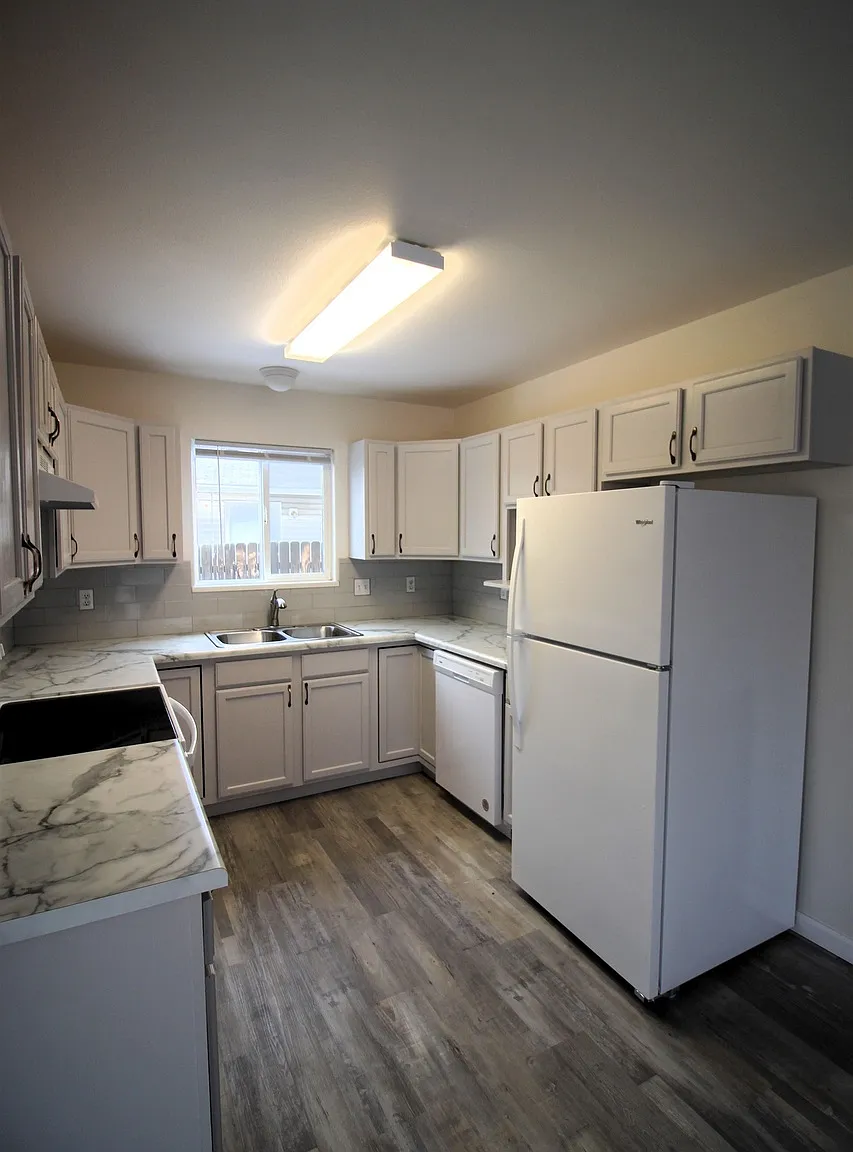 3 bed, 1390 sqft, $2,115 — Photo 2
