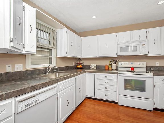 Kitchen appliances remain with house.