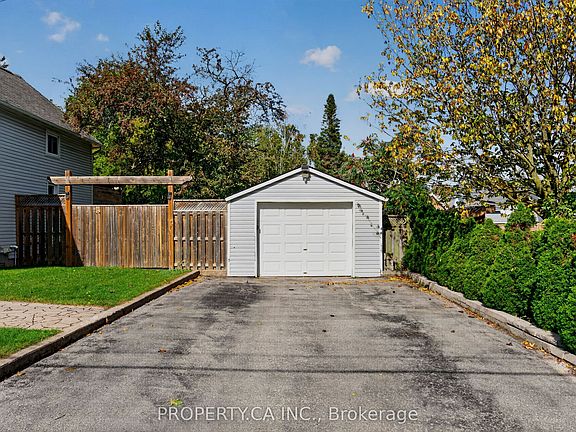 3rd image of 646 Victoria St