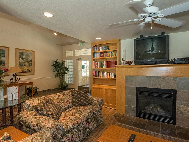 Ceres Plaza Apartments — Photo 13