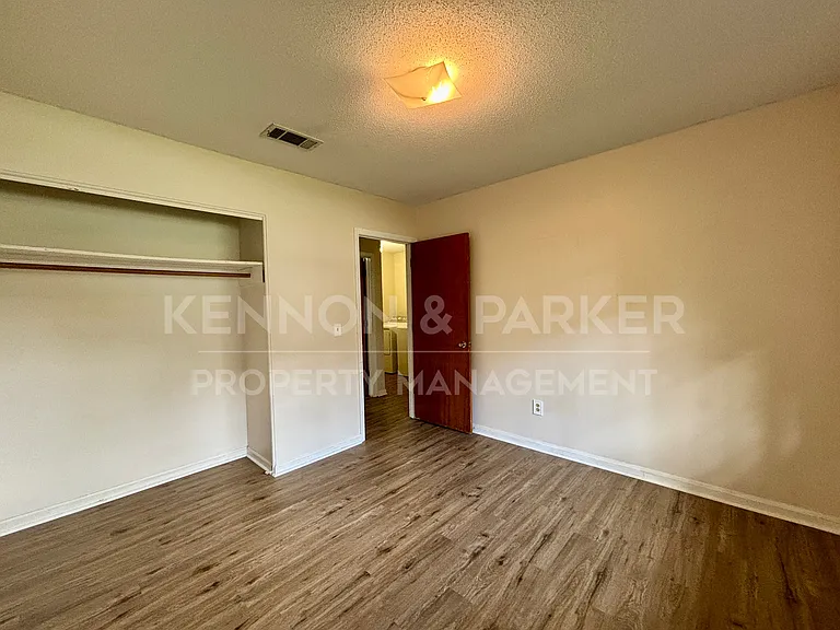 8001 Twin Chapel Dr — Photo 13