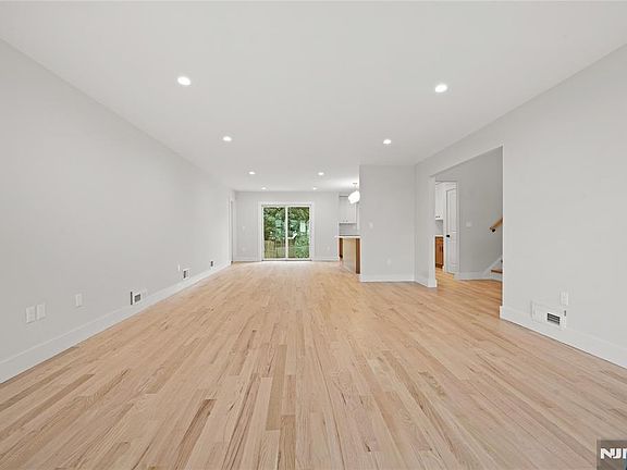 3rd image of 721 Schaefer Avenue