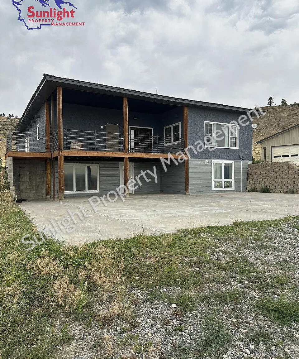 4 bed, 3.0 bath, 4819 sqft, $2,995 — Photo 1