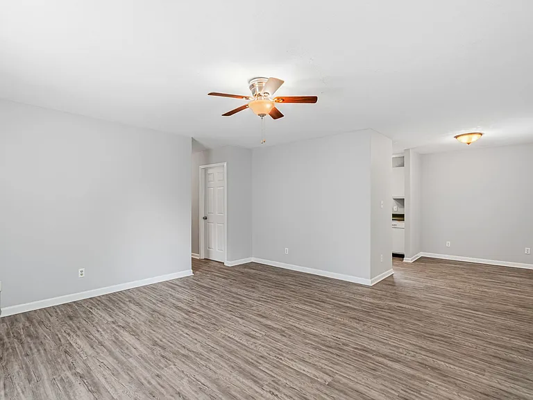2710 E 5th Ave — Photo 9