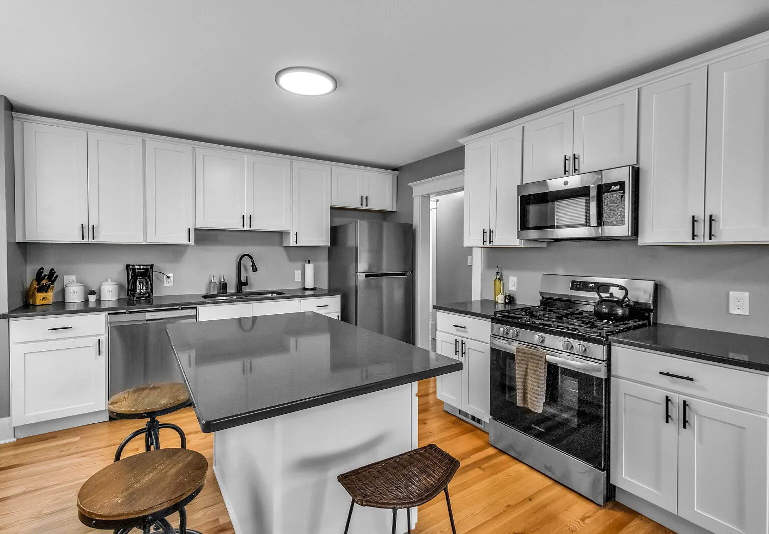7 bed, 4.0 bath, 2428 sqft, $8,000 — Photo 3