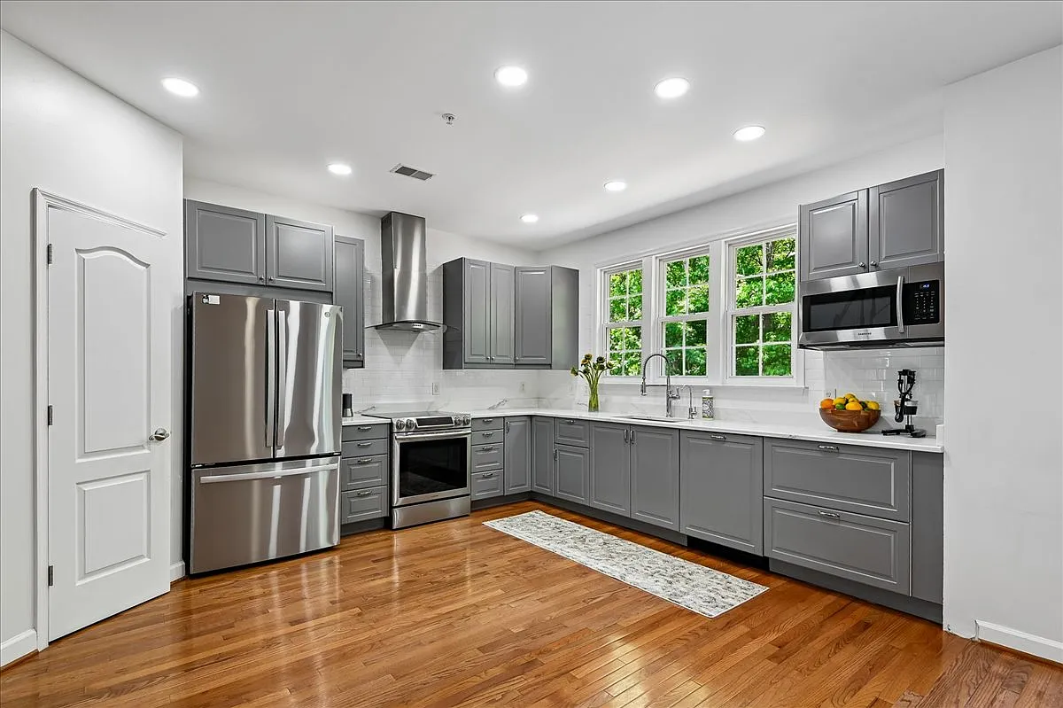 3 bed, 2.5 bath, 2576 sqft, $3,600 — Photo 4