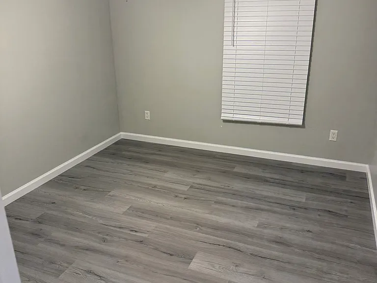 1040 Laurie Ln — Photo 8