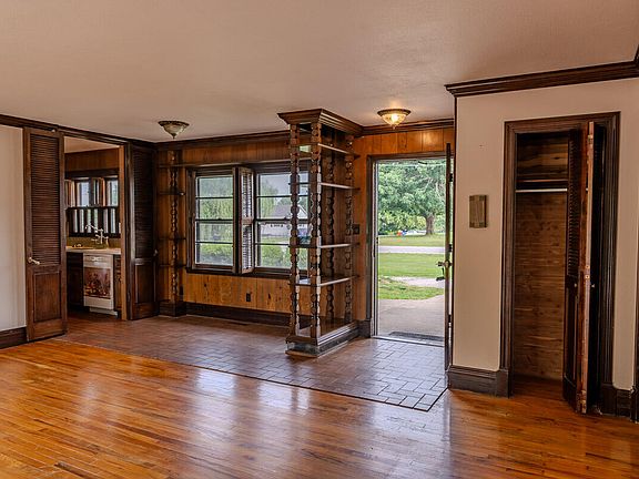 4th image of 631 W South Street
