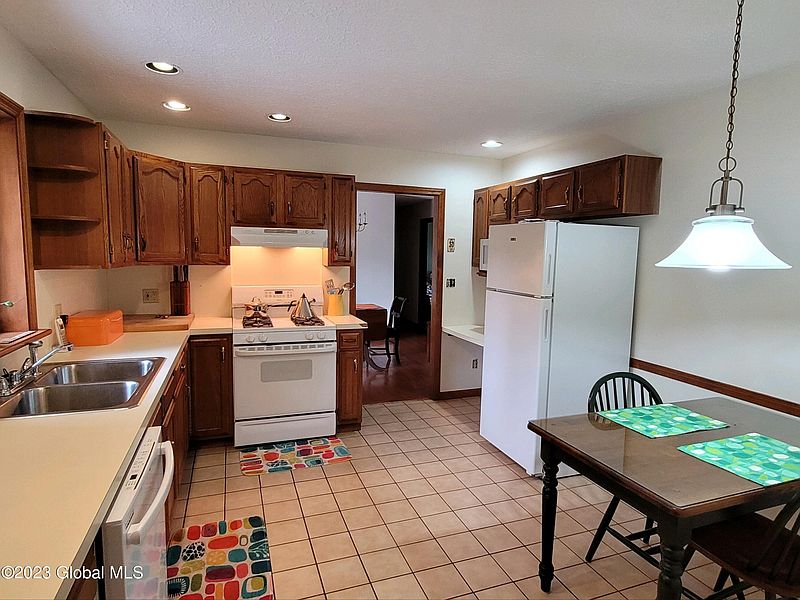 3rd image of 12 Pleasant Lane