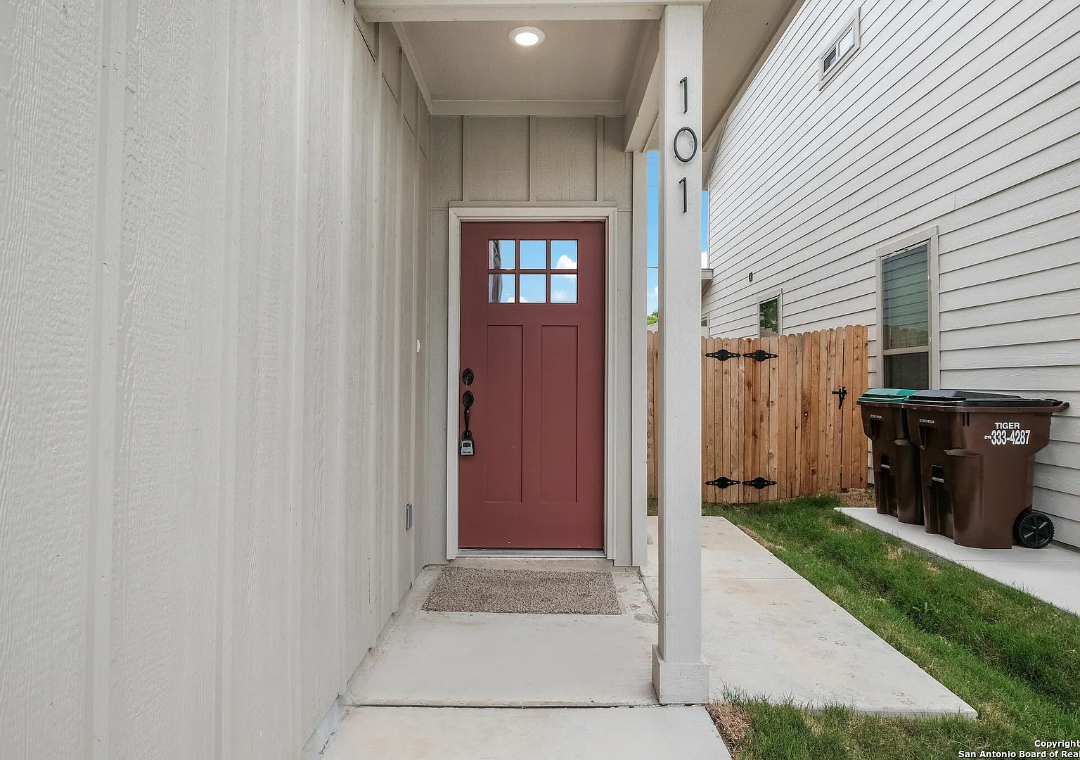 2507 Lynwood Bnd — Photo 3