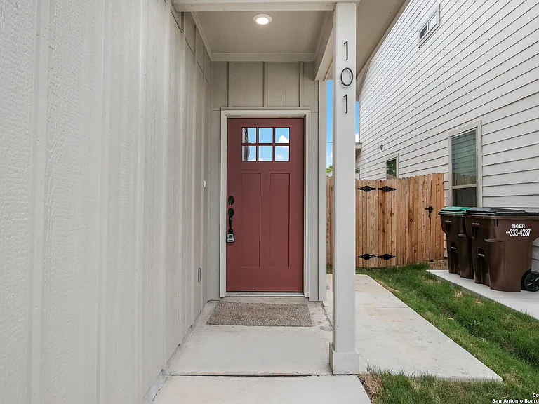 2507 Lynwood Bnd — Photo 3