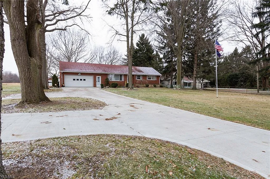 8469 Avon Belden Rd photo 1