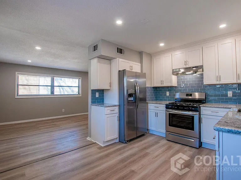 886 Saint Charles Ave NE #2 — Photo 3