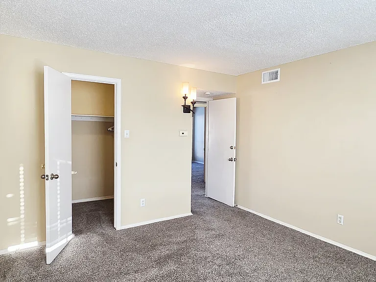 220 Village North Dr — Photo 6