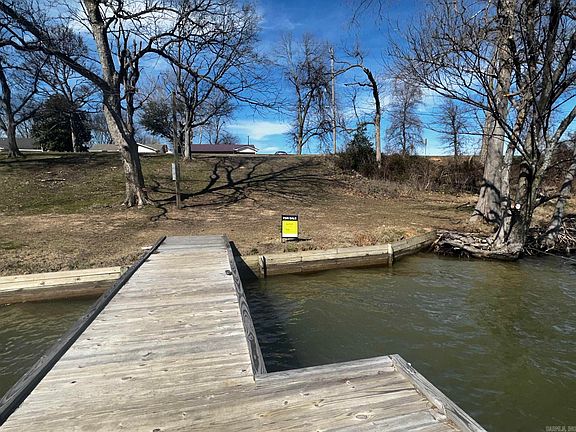 4th image of 2751 Lakeshore Dr N