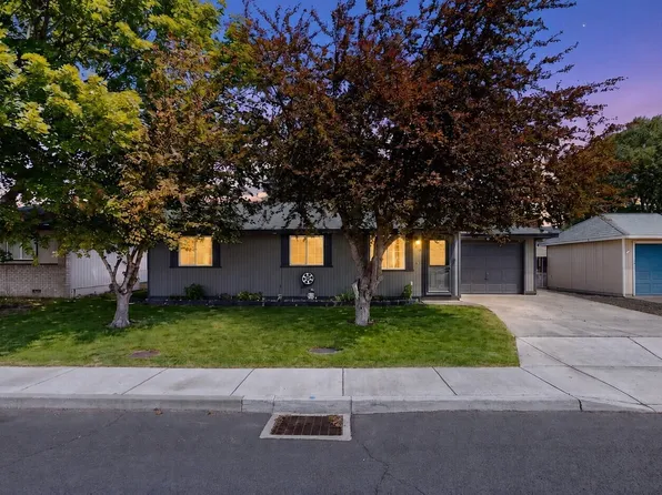1526 SW 33rd St, Redmond, OR 97756