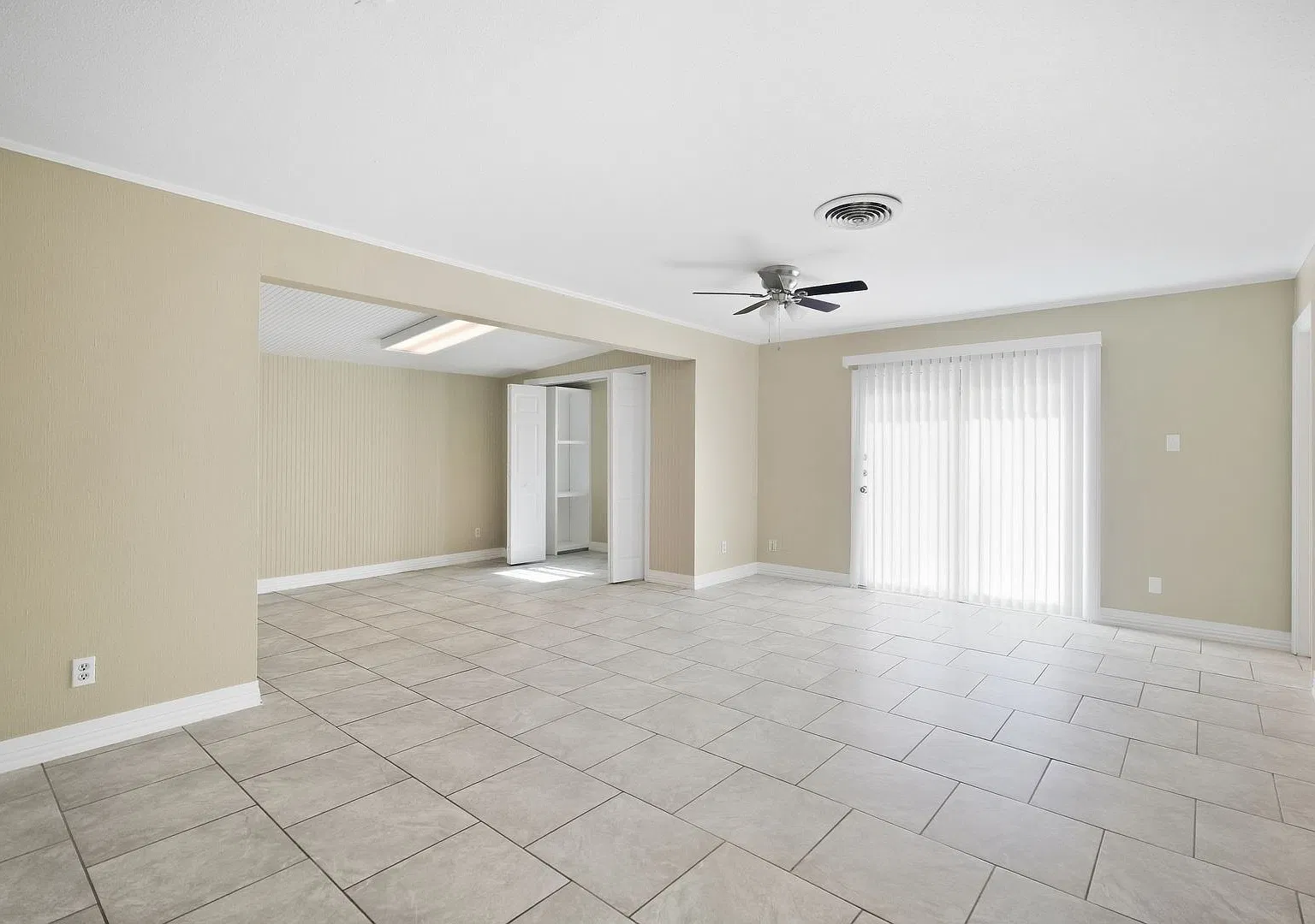 Centrally Located 3-Bedroom Home with Additional Back Apartment — Photo 2