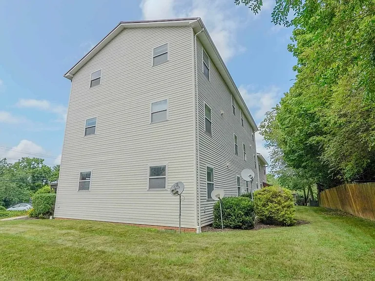 1324 N Main St — Photo 10