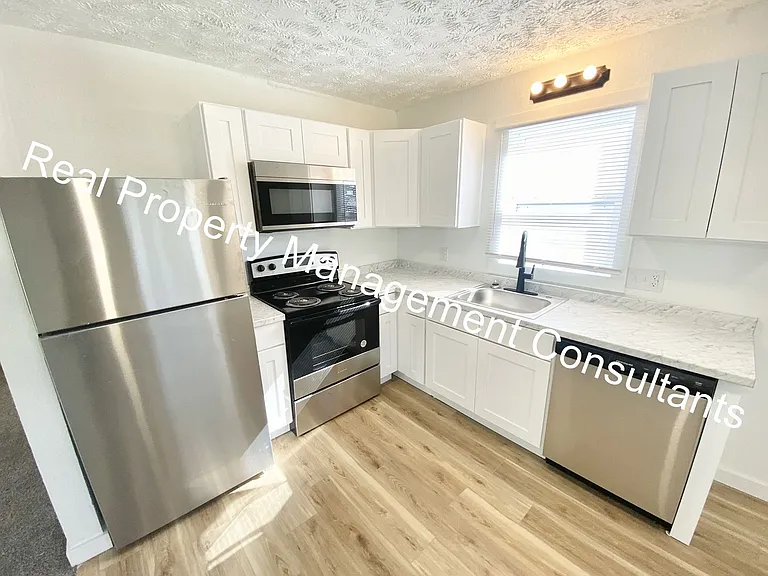 2201 Twin Oaks Dr — Photo 4
