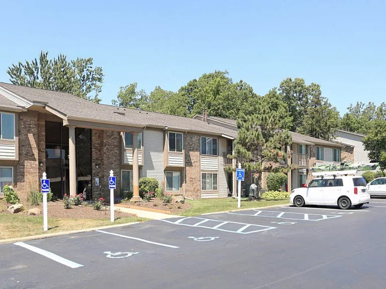 Edge At Farmington Hills - Farmington Hills, MI — Photo 44