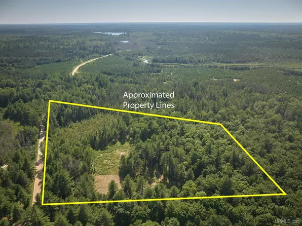 7806 E Doe Lake Rd, Munising, MI 49862