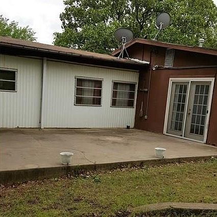 3rd image of 2422 Vic Dr