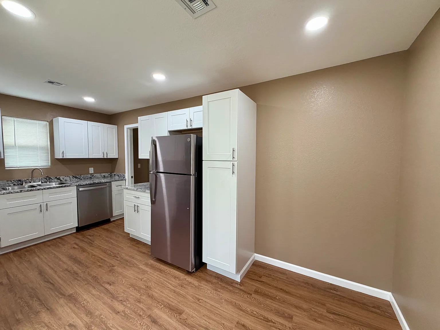2 bed, 888 sqft, $1,350 — Photo 3